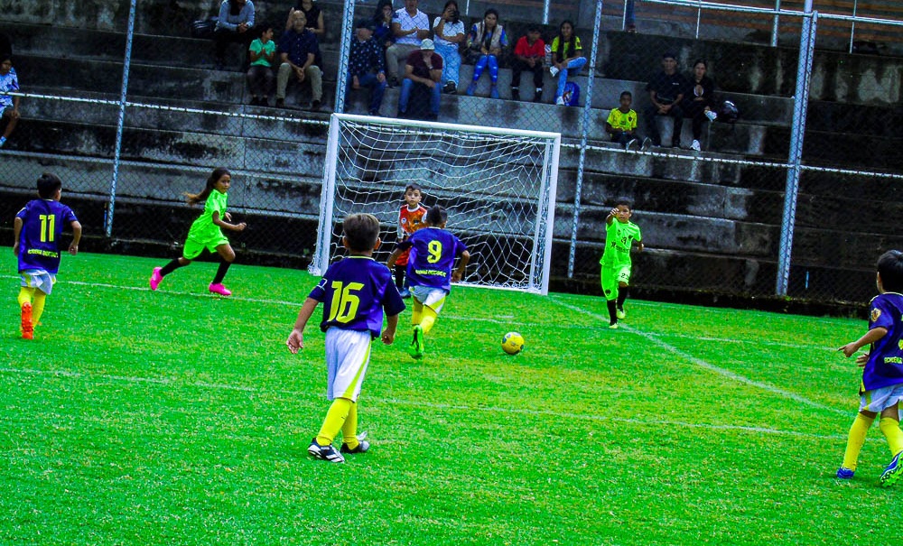La Liga Élite Juvenil Suraki impulsa el fútbol base con su modalidad de Formación y Desarrollo